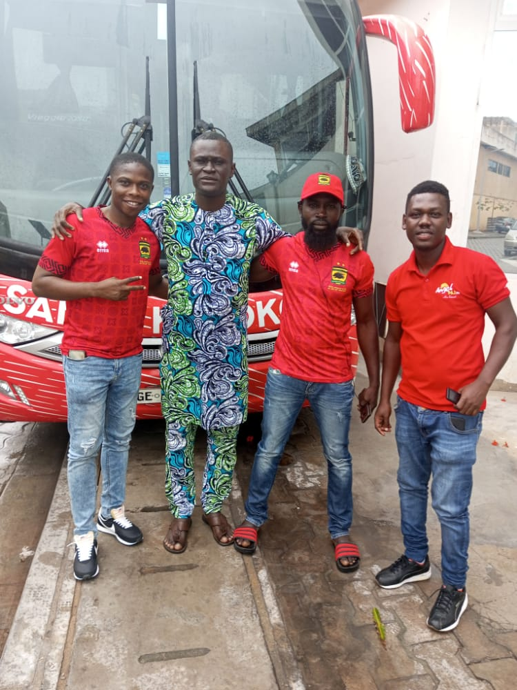 Asasewura and other Kotoko fans in Cotonou