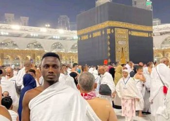 Mudasiru Performs Umrah in Mecca