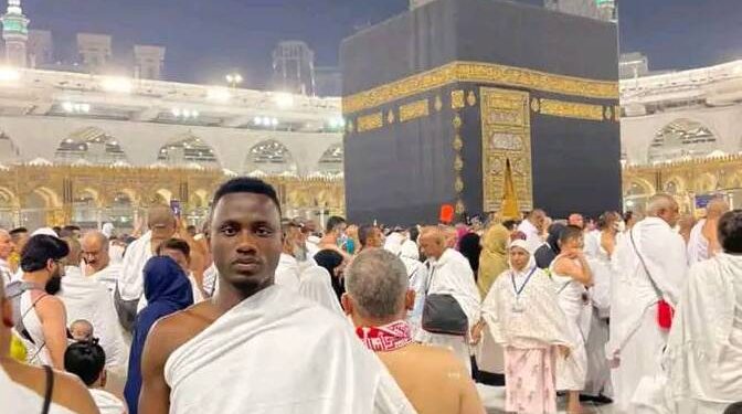 Mudasiru Performs Umrah in Mecca