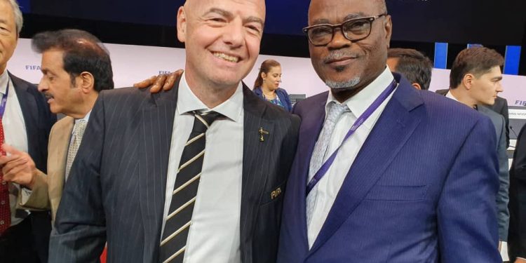 This is why Dr. Kofi Amoah has gifted 10 000 GH Cedis to a Ghanaian football academy owner !