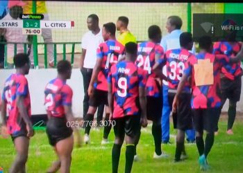 HAPPENING LIVE  : Legon Cities players abandon Gold Stars match for 8 minutes after referee disallowed their third goal