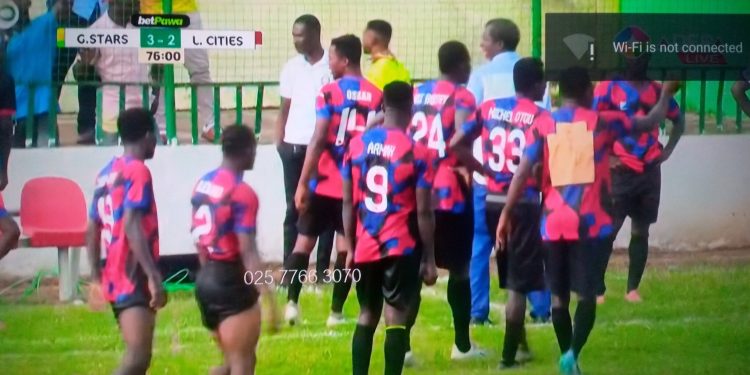 HAPPENING LIVE  : Legon Cities players abandon Gold Stars match for 8 minutes after referee disallowed their third goal