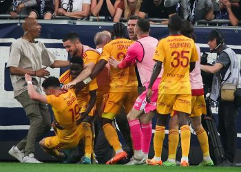 France : Ligue 2 match abandoned after spectator invaded pitch to attack a player !