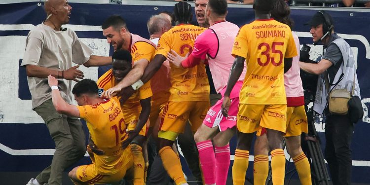 France : Ligue 2 match abandoned after spectator invaded pitch to attack a player !
