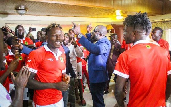 BOMBSHELL : Angry Kotoko fans blast coach Ogum and IMC members for allowing Kurt Okraku to visit team in Beposo !