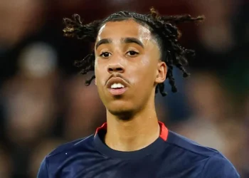 Leny Yoro: Analysis on New Manchester United Defender