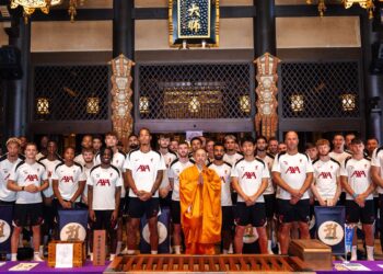 Liverpool visits Buddhist temple