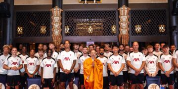 Liverpool visits Buddhist temple